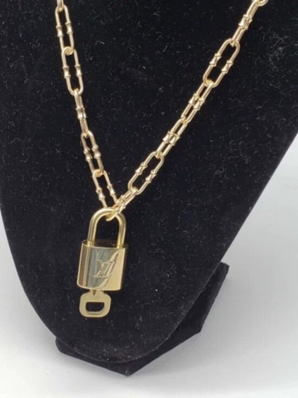 Gold-Plated Necklace with Authentic Louis Vuitton Padlock - Picture 7 of 11